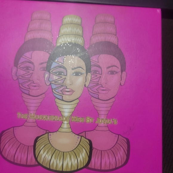 Tons of makeup - Picture 4 of 16